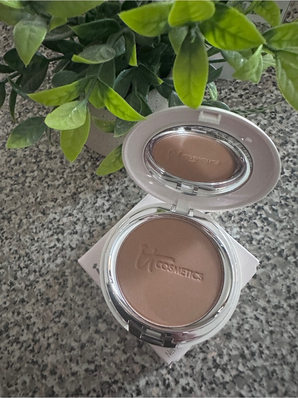 it cosmetics Celebration Foundation - Shade: Rich  {NIB} - Picture 5 of 6